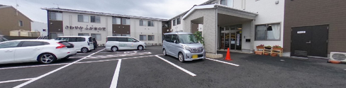 施設の外観と駐車場