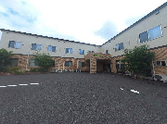 介護施設外の広い駐車場
