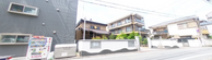 施設外観と通りが見える入り口