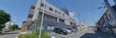 都市の交差点と建物の眺め