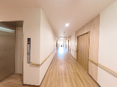 広々とした廊下の風景