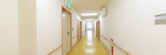 清潔感溢れる介護施設の廊下