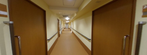 広々とした介護施設の廊下