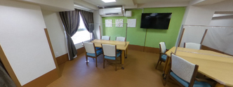 介護施設内の明るい共用スペース