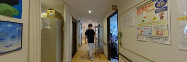 介護施設内の廊下とスタッフ