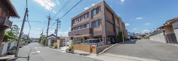 静かな街並みと施設の外観