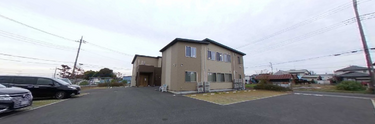 介護施設の駐車場と建物