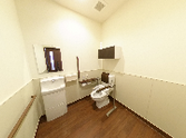 清潔なトイレのメンテナンス場