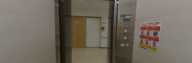 施設内の廊下とエレベーター
