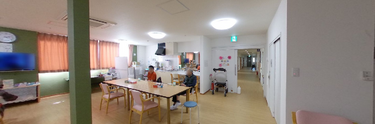 介護施設の居間と廊下の風景