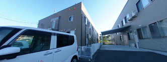 施設の外観と送迎車