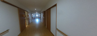 温かみのある介護施設内部