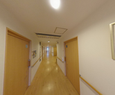 介護施設内の廊下と部屋