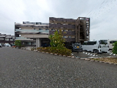 広い駐車場と建物
