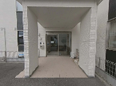 白亜の建物入口シーン