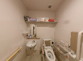 バリアフリー設計のトイレ空間