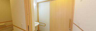 手すり付きの施設内廊下