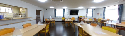 広々とした食堂と廊下の光景