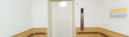 職員用廊下とエレベーターエリア