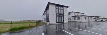 介護施設の入口と周辺風景