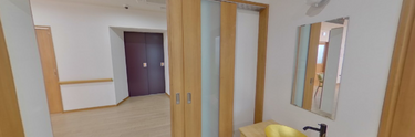 清潔で明るい施設のロビー