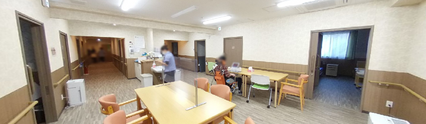 介護施設内の明るい共有スペース