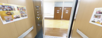 施設内の廊下と掲示板