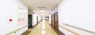 快適な施設内の長い廊下