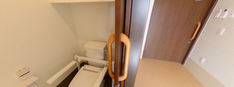 手すり付きの快適なトイレ空間