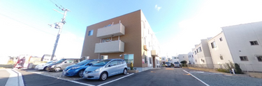新築介護施設外観と住宅街
