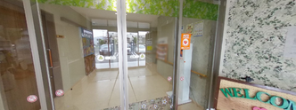 ケア施設の受付と情報コーナー