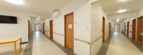 明るく清潔な介護施設内の通路