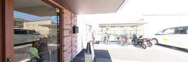 明るい介護施設の外観