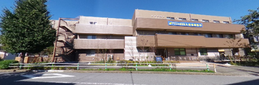 明るい介護施設の外観