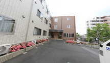 介護施設とスタッフ用車両