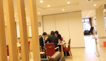 清潔で広い介護施設の通路