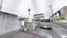 都市の住宅地にある交差点