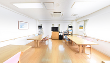 介護施設内の広々としたリビングエリア
