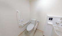 介護施設の手すり付きトイレ