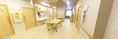 介護施設内の廊下と居室入口