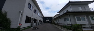 介護施設の外観と通路