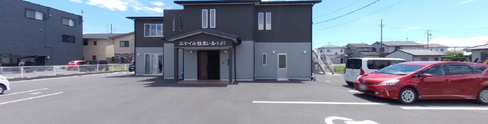 介護施設の外観とその周辺環境