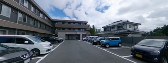 広々とした施設入口の風景