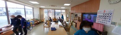 介護施設の生活空間とスタッフ