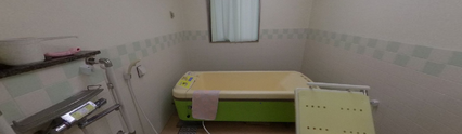 福祉用具が整った浴室施設