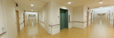 清潔で広々とした施設内廊下