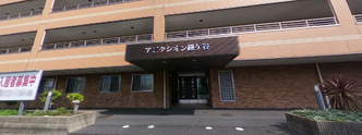 明るい介護施設の外観
