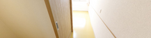 介護施設内の廊下と部屋の一部