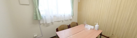 介護施設内の広々とした食堂