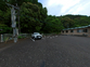 広い駐車場と自然